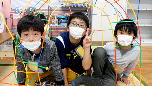 2020年2月27日(木)、新型コロナウイルス感染拡大の影響を受け、政府は全国の小中学校、高校、および特別支援学校の臨時休校を要請することを発表しました。