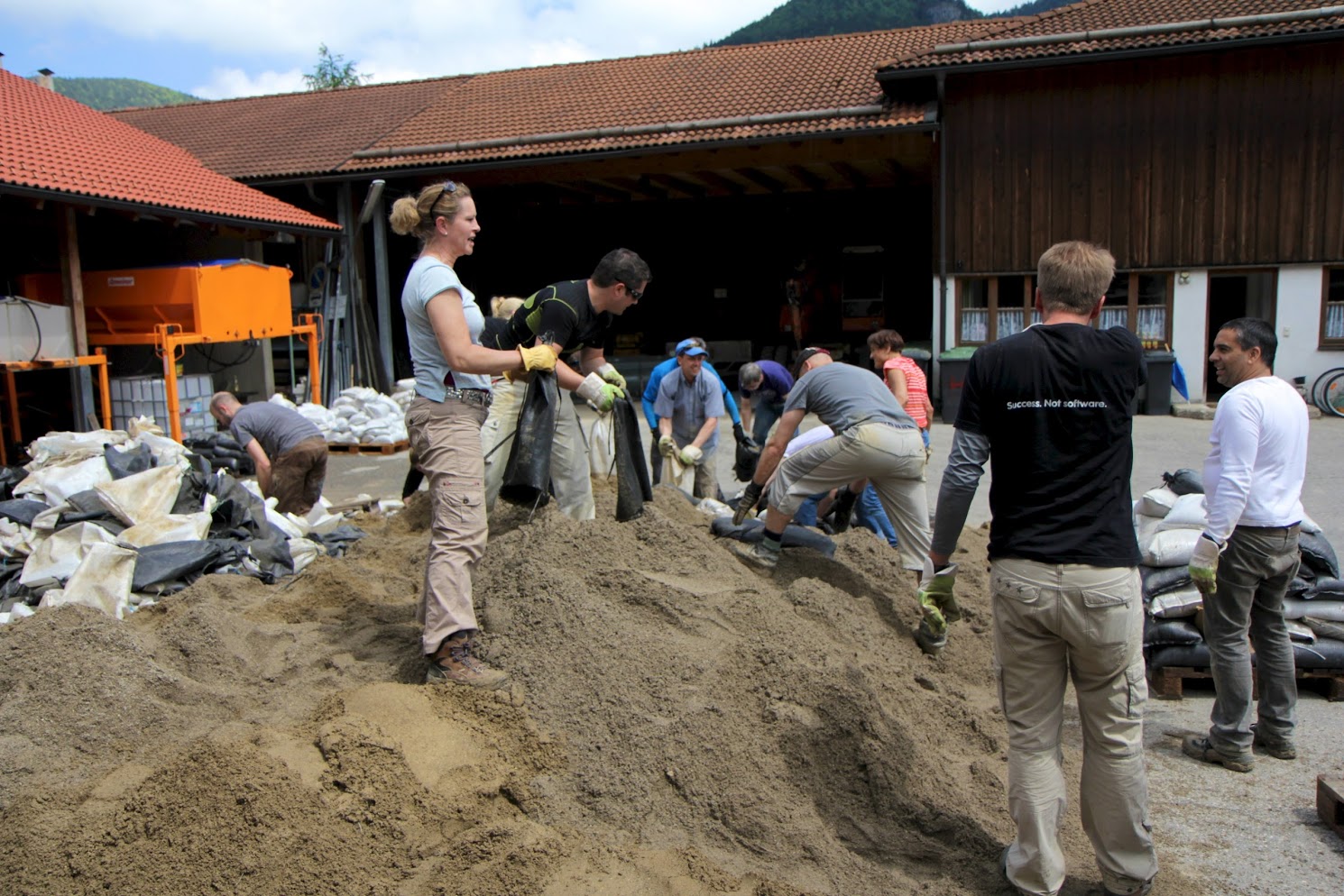 Unser „Customer for Life“-Team: Sandsäcke schleppen statt Waldwege aufräumen Unser „Customer for Life“-Team: Sandsäcke schleppen statt Waldwege aufräumen