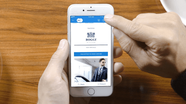 Une main tenant un smartphone avec l'expérience mobile de Boggi