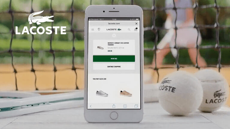 Écran de téléphone intelligent affichant le témoignage d’un client de Lacoste